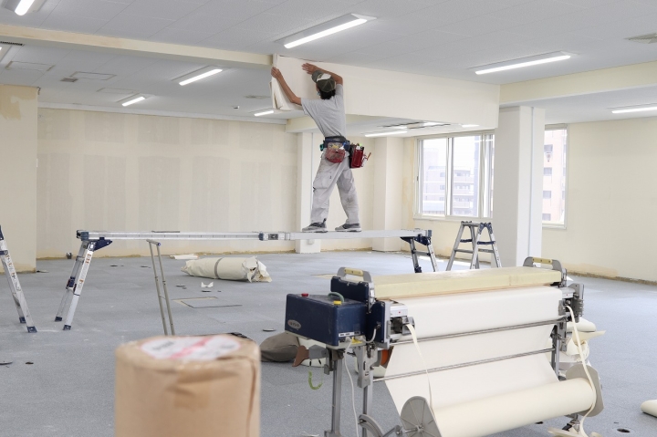 コラム詳細 原状回復工事でのクロス貼り替え作業 コラム 大阪オフィス内装工事はコスモテック 建装事業部